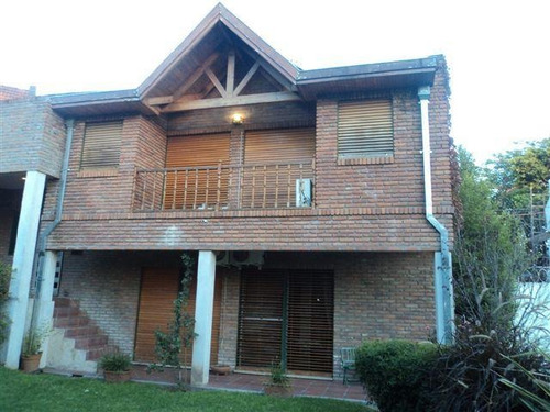 Gran Chalet En El El Palomar, Lote 20 X 50 Mts, Liiving Comedor Con Hogar, Cocina Comedor Con Barra Desayunadora, 4 Dormitorios F: 5866