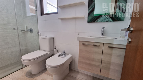 Casa En Venta De 5 Dorm. En Las Brisas