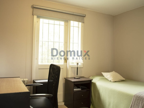 Destacada Propiedad En Barrio Melipal 250m2