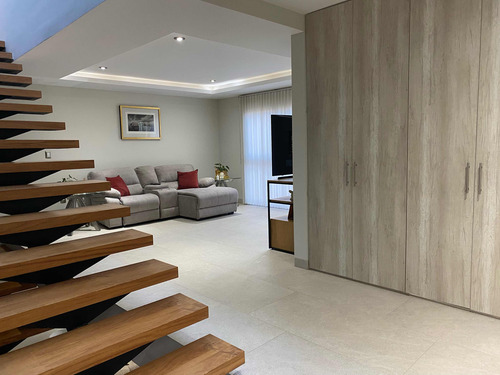 Increíble Residencia De Autor En Vista Real