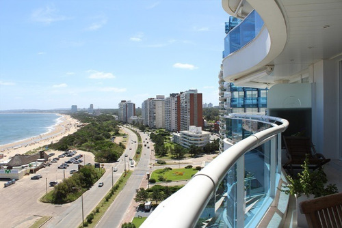 Apartamento En Venta De 3 Dormitorios En Playa Mansa