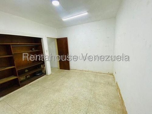 Casa De Uso Comercial, En Alquiler En Los Palos Grandes. 25-14860