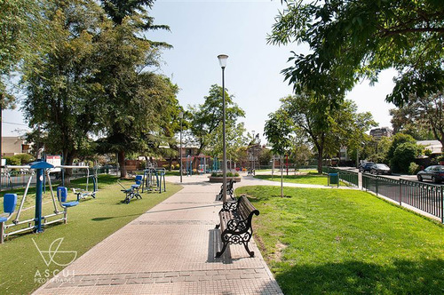 Casa En Venta De 3 Dorm. En Las Condes