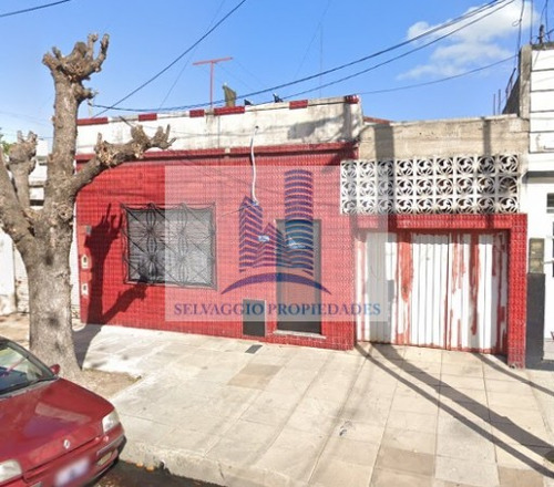 Casa De 3 Ambientes En Dos Terrenos Con Cochera Y Fondo Libre Salida A Dos Calles, 486m2