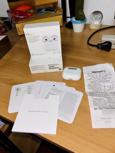 Apple AirPods 3ra Generación Con Caja De Carga Blanco (Usado)