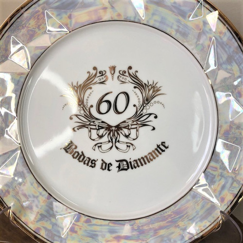 Imagem 2 de 6 de Prato Relevo Bodas De Diamante 60 Anos De Casamento 27,5cm