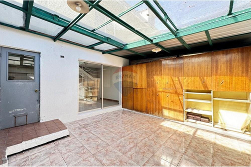5 Dormitorios 3 Pisos Más Subterráneo Condominio