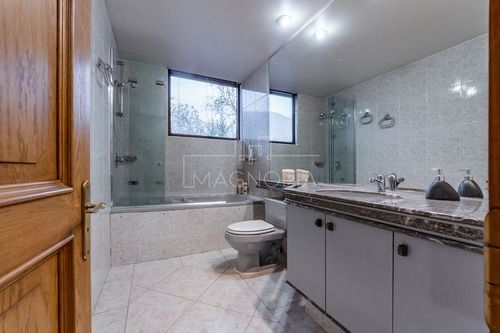Casa En Venta De 6 Dorm. En Lo Barnechea