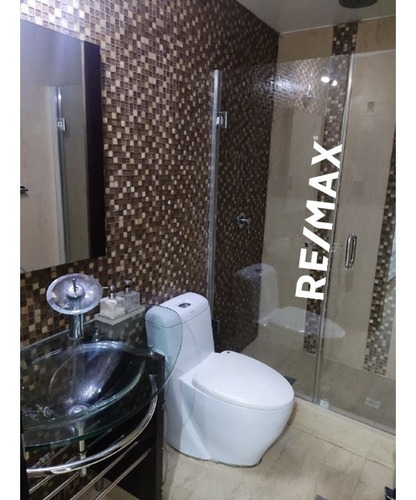 Imagen 9 de 20 de Re/max 2mil Vende Townhouse En Urb. Manantiales Los Robles