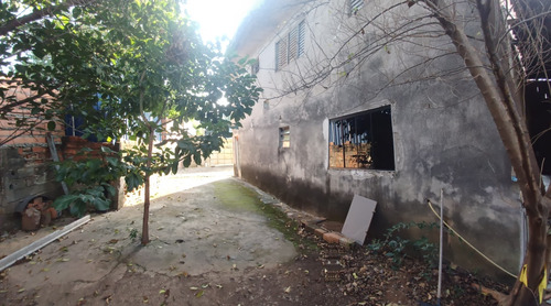 Sobrado À Venda Com Amplo Terreno!