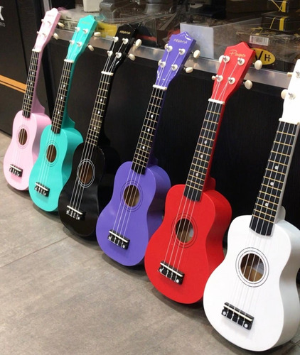 Imagen 2 de 3 de Combo Ukelele Soprano Importado Con Funda Afinador Libro