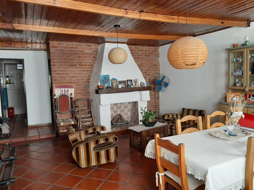 Casa En Venta - 3 Dormitorios 2 Baños - 330 Mts2 - Hurlingham, Buenos Aires