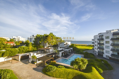 Excelente Apartamento De Tres Dormitorios Frente Al Mar - Punta Del Este- Ref: 3912