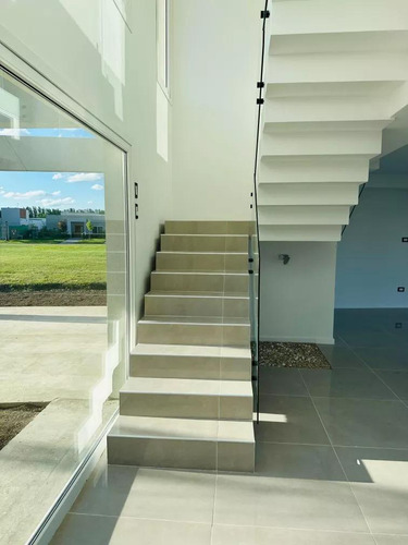 Casa En Venta - 4 Dormitorios 4 Baños - 800mts2 - Canning