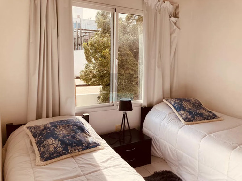 Alquiler Verano Apartamento De 3 Dormitorios + Servicio, Con Vista Al Mar.