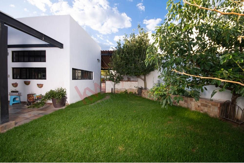 Casa En Venta De Una Planta Autosustentable Y Construida En Dos Lotes En Mayorazgo Residencial.