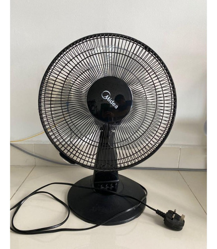 Ventilador De Mesa Midea De 12'' (negro) Portatil Ft30-8mba Cantidad De Aspas 3 Color De La Estructura Negro Color De Las Aspas Negro Diámetro 30 Cm Material De Las Aspas Plástico