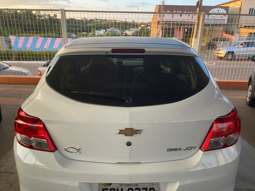 Imagem 4 de 10 de Chevrolet Onix 2017 1.0 Joy 5p