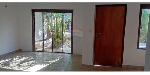 Vendo Casa En Pleno Centro De Encarnación: 6 Habitaciones Y 3 Baños.