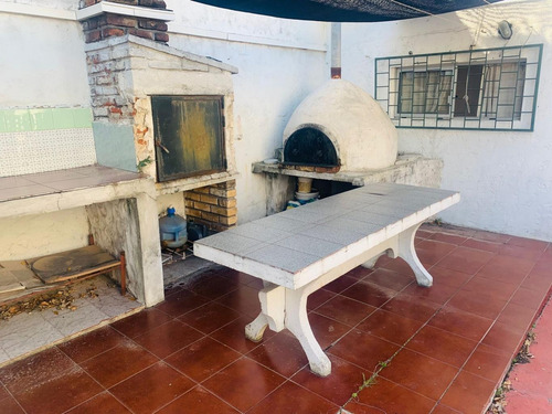 Imagen 6 de 28 de Muy Buena Casa, Construcción De Época, Con Potencial Para Reciclaje.