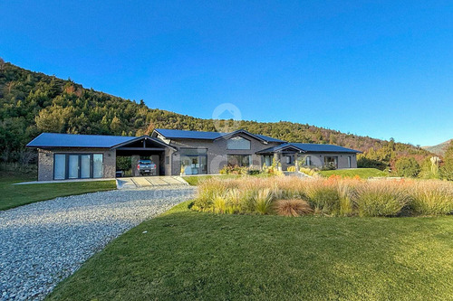 Importante Casa Moderna De Una Planta En Arelauquen Con Vistas A La Montaña