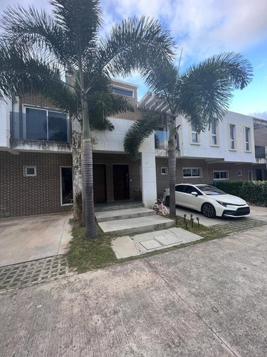 Imagen 2 de 13 de Townhouse En Venta En El Parral