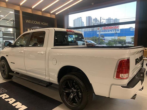 RAM Classic 5.7 v8 Laramie Night Edition cd 4x4