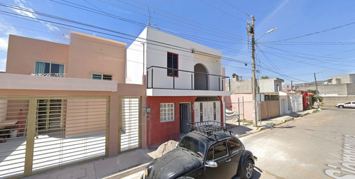 Casa En Venta De Dos Niveles, Ubicada En La Colonia Jacarandas Delegacion Tepic Nayarit