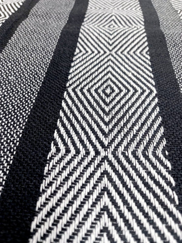 Imagen 4 de 6 de Poncho Artesanal Rombos Negro