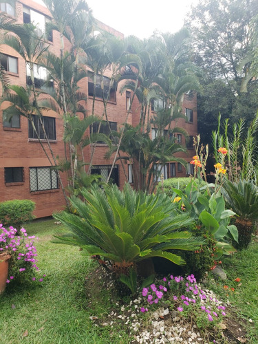 Apartamento Amplio, Ventilado, Superbien Ubicado Con Dos Parqueaderos Cubiertos