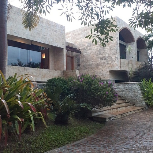 Casa Quinta En Venta Ubicada En El Sector El Añil De La Urb. Hato Royal, Guataparo Valencia.