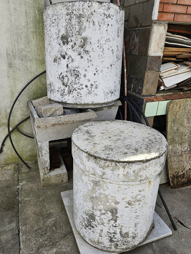 Tanques De Dolmenit Más Pileta De Agua. 