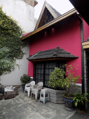 Chalet De 4 Ambientes Desarrollado En 2 Plantas. Excelente Estado.