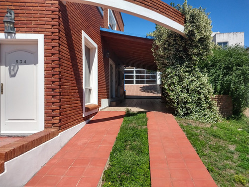 Casa Chalet De Dos Plantas Con Vistas Hacia La Montaña En Ubicación Tranquila Y Cerca Del Centro.