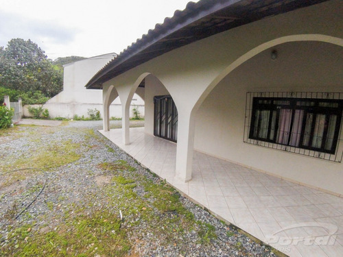 Ótima Casa No Bairro Ribeirão Fresco, Imóvel Conta Com 3 Dormitórios, 2 Banheiros, Cozinha, Sala De Estar E Jantar, Área De Festas, Área De Serviço E Um Excelente Espaço De Terreno. - 3579615v