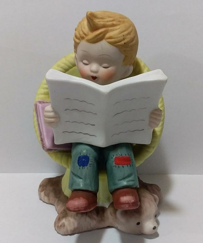 Figura De Porcelana De Niño Leyendo