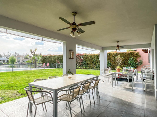 Imagen 3 de 30 de Casa En Venta Con Vista A Laguna En Barrio Cerrado En Tigre