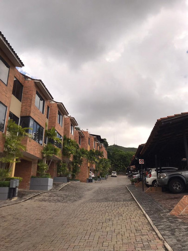 Sky Group, Vende Townhouse En Lomas Del Este Conjunto Lomas Alto. Jose R Armas. 