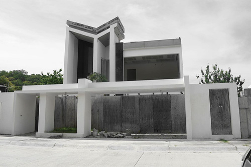 Casa Moderna Con Jardín, Ventanas De Pared Completa