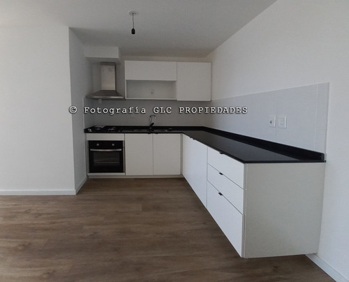 Venta De Penthouse De Dos Dormitorios En Montevideo, Cordón Con Gran Terraza Y Parrillero. Con Cochera Doble.