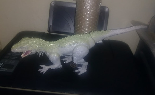 2015 Hasbro Jw Indominus Battle Damage Chomping 28 Cm (Usado)