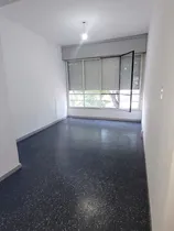 Comprar Alquiler En La Comercial, Proximo A Tres Cruces, 2 Dormitorios Amplios, Piso 2 Por Escalera, Azotea Compartida, Gastos Comunes Bajos!!
