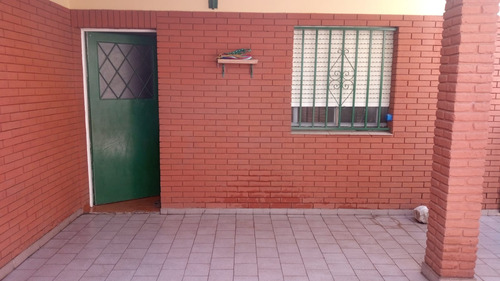 En Venta En Caseros Ph Al Fondo De 4 Ambientes Con Patio Propio Sobre Mitre Al 5900 F: 8770