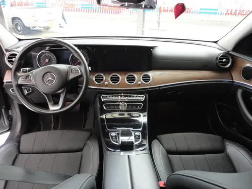 Mercedes-Benz E200 AVANTGARDE