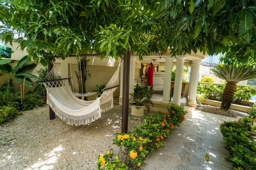 Imagen 23 de 26 de Confortable Mansión En San Isidro En Venta 2 Salas, Cocina, 6 Habitaciones Con Baños, 3 Cuartos De Servicio Con Baños, Terraza, Piscina, 2 Baños Por La Piscina, Marquesina 4 Carros, Paneles Solares.