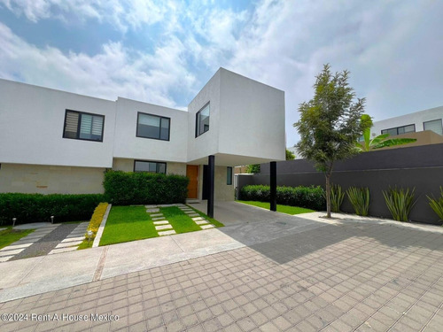 Condominio Inspira Zibata Casa Ubicada En Esquina De 223 M2 Con 3 Recamaras Y Con Cuarto De Servicio Qh745*25