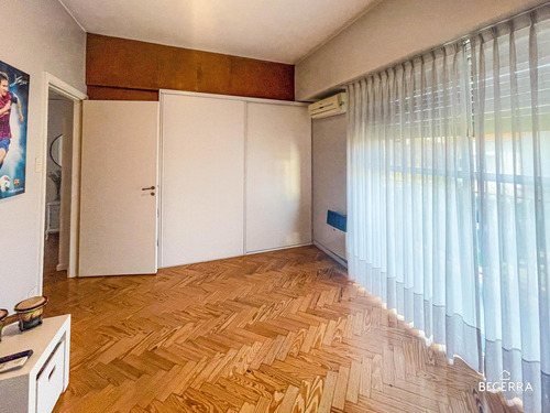 Imponente Chalet De Estilo Clásico En Parque Johnston - Venta En Hurlingham