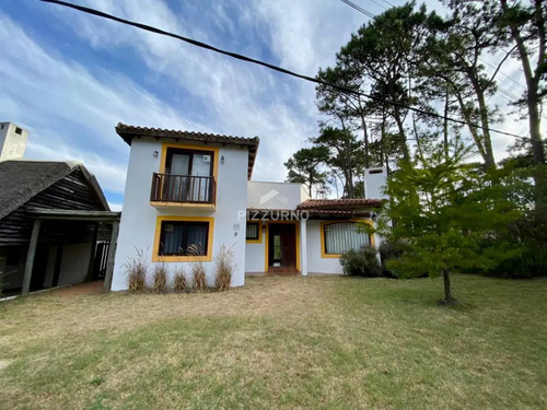 Casa En Venta, Estilo Colonial En El Corazón De Pinares 