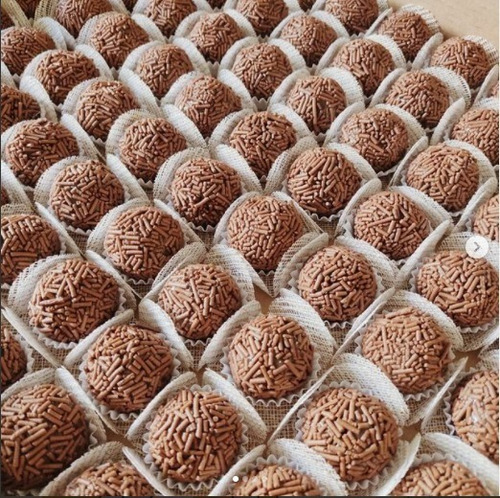 Imagem 3 de 10 de 100 Forminhas Doces 4 Pétalas Em Tela Escócia Base 3cm