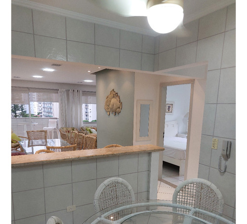 Confortável, Iluminado E Excelente Apartamento Na Praia De Pitangueiras, No Guarujá, 50 Metros Do Mar.